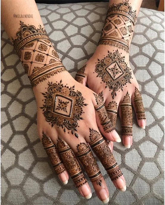 Pretty Frame Framework Using Back Hand Mehndi Design Pretty Frame Framework Using Back Hand Mehndi Design